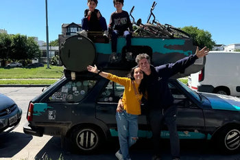 La familia viajera que recorre América en un Renault 18 y que se enamoró de La Plata