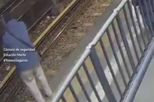 asi fue el dramatico rescate de un hombre que se cayo a las vias del tren