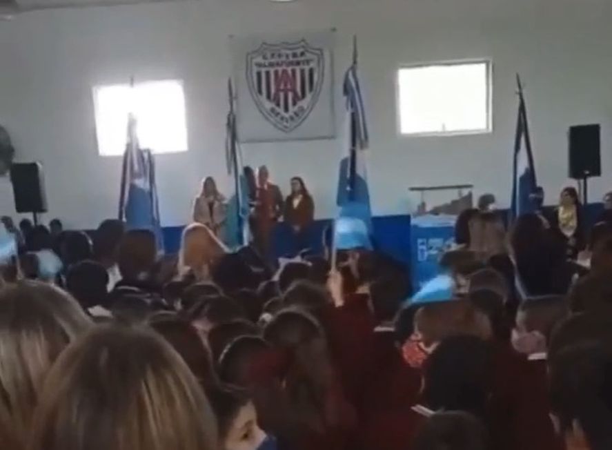 Abuchearon a una funcionaria en Berisso por hablar en lenguaje inclusivo en su discurso de la jura a la bandera