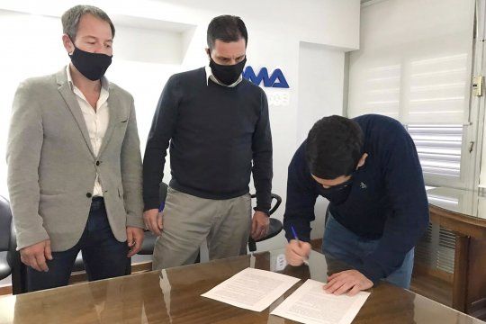 Homero Giles, por IOMA, y Jorge Varallo, por AMP, firman el nuevo convenio. 