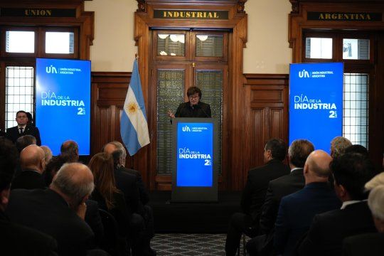 javier milei les prometio a los empresarios un boom industrial mientras la actividad no para de caer