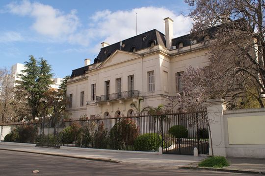 Un legislador pidió información sobre los ingresos y egresos de Axel Kicillof de la residencia del Gobernador en La Plata.