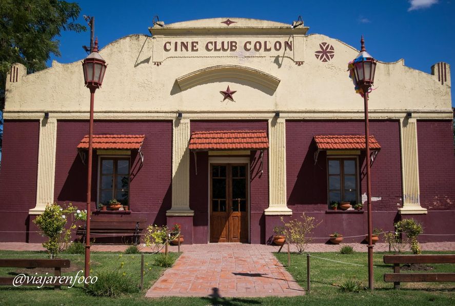 El Cine Club Colón es una joya rural ubicada a 13 km del centro del pueblo Roque Pérez, en el Paraje La Paz Chica. 