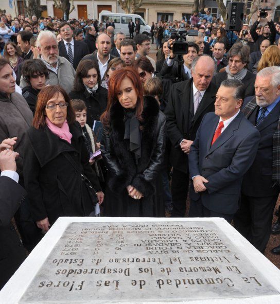Como presidenta, Cristina Kirchner visitó Las Flores donde descubrió una placa en recuerdo de Carlos Labolita. Foto: Casa Rosada. 08/08/2011.
