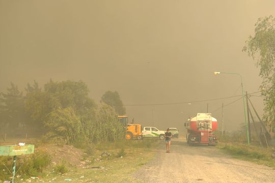 En imágenes: así se ve el incendio de grandes proporciones en Punta Lara.