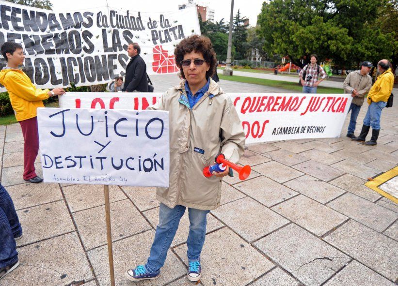 Las asambleas vecinales marcharon a plaza Moreno para exigirle respuestas a la Municipalidad. 11/04/13.