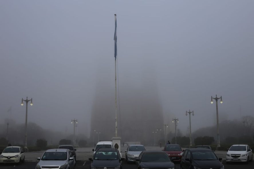 La niebla se apoder&oacute; de la Plaza Moreno y la Catedral casi no se ve.