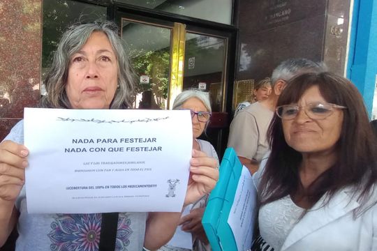 Veteranos de Malvinas del CECIM La Plata protestan en las oficinas del PAMI por la reducción en la cobertura de medicamentos.