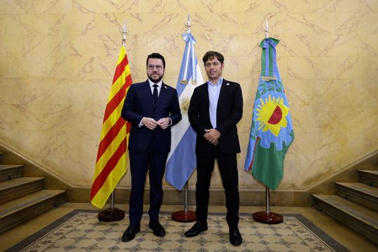 El gobernador Axel Kicillof recibió al presidente de la Generalitat de Catalunya, Pere Aragonès, con quien firmó un acuerdo de cooperación entre ambas regiones.