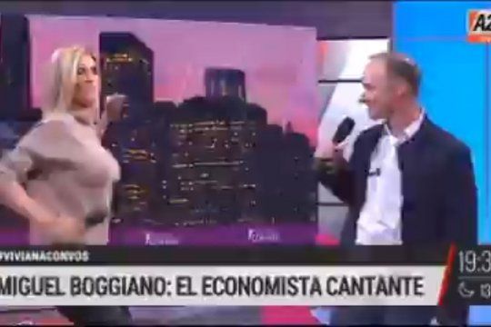Viviana Canosa sumándose para cantar a dúo con su invitado, el economista Miguel Boggiano en una especie de Karaoke cringe