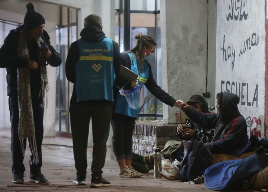 Frío en La Plata: refuerzan la línea de asistencia a personas en situación de calle.