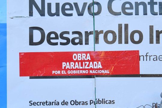 paralizada por el gobierno nacional: el sticker que le pega la provincia a la obra publica frenada por milei