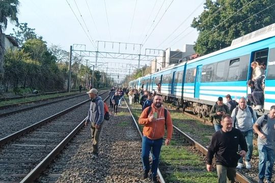 trenes: con el aumento del boleto, son mas quienes caminan por las vias para evitar pagar