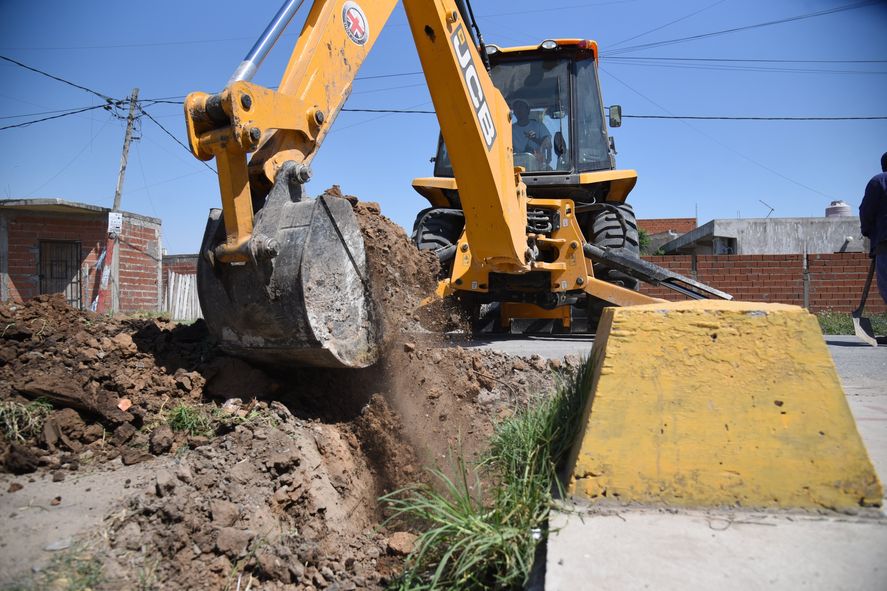 Nuevas obras hidráulicas y de pavimentación en importante tramo de Los Hornos.