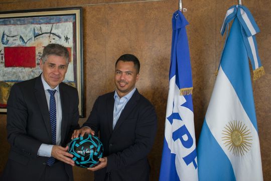 YPF estrecha lazos con Petronas en Argentina