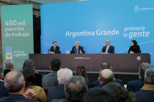 Alberto Fernández aseguró que no hará ajustes en  la obra pública