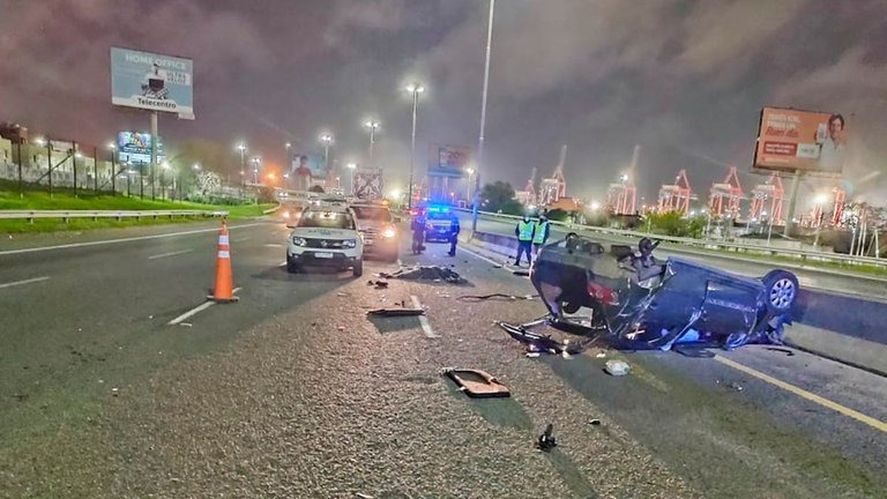 La Plata: choque y vuelco en la autopista con 1 muerto y 3 heridos