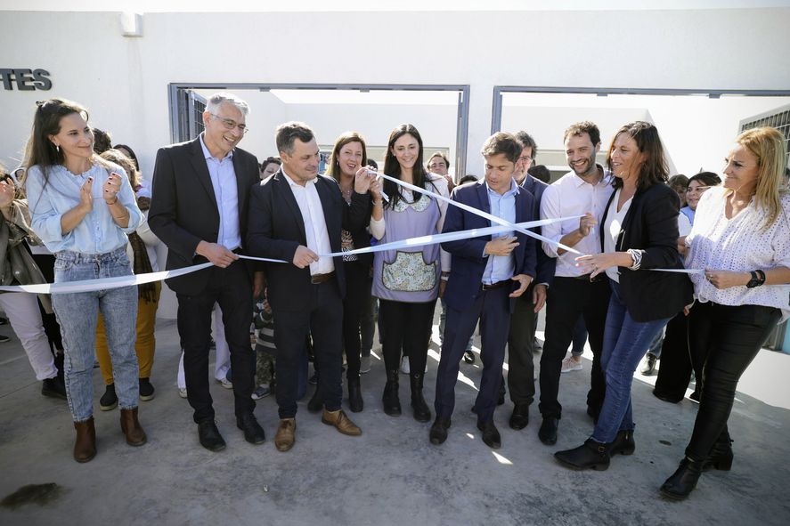 El gobernador Axel Kicillof inauguró dos edificios escolares y entregó computadoras