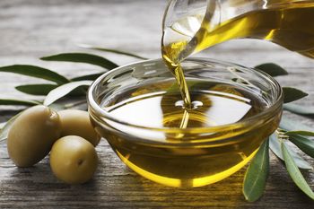 Anmat alertó por la venta de envases falsificados de aceite de oliva (Imagen ilustrativa)