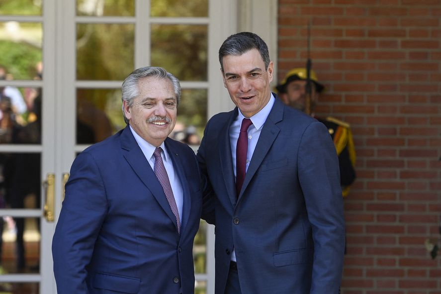 Alberto Fernández junto al presidente español Pedro Sánchez