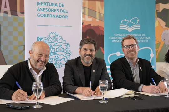 Carlos Bianco en la firma del acuerdo con el intendente de Mar Chqiuita, Jorge Paredi.