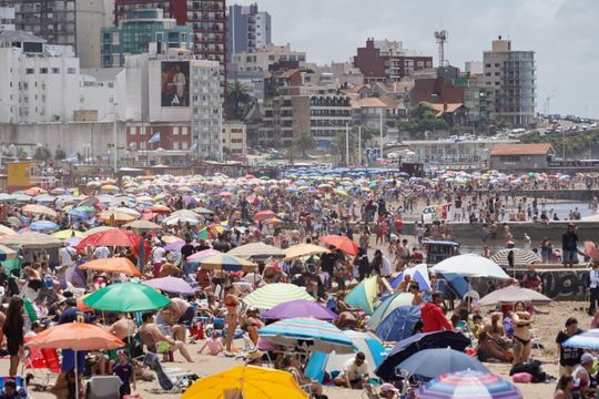 la imagen polemica de mar del plata: ¿una muestra de optimismo o una distorsion de la realidad?