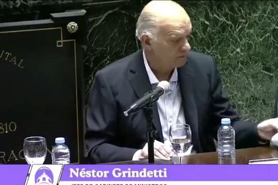 nestor grindetti perdio la pagina final de su discurso y las redes lo defenestraron