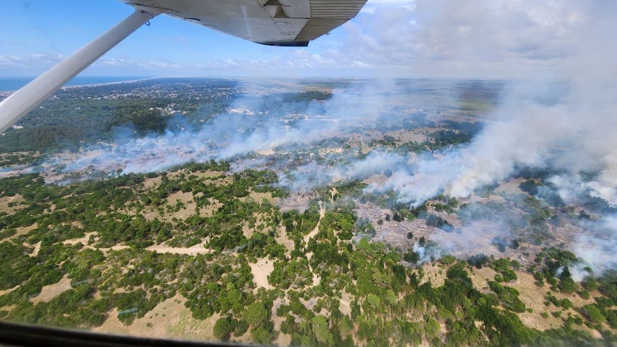 El incendio en los bosques de Villa Gesell desde el aire