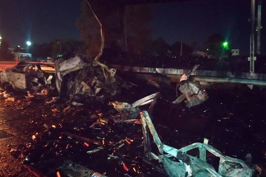 campana: cuatro muertos en un choque entre tres camiones e incendio en la panamericana