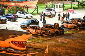 Autos de los jugadores incendiados en el predio de Aldosivi