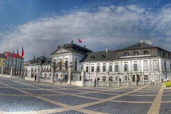 El palacio Grassalkovich en la plaza Hodžovo de Bratislava, Eslovaquia. 