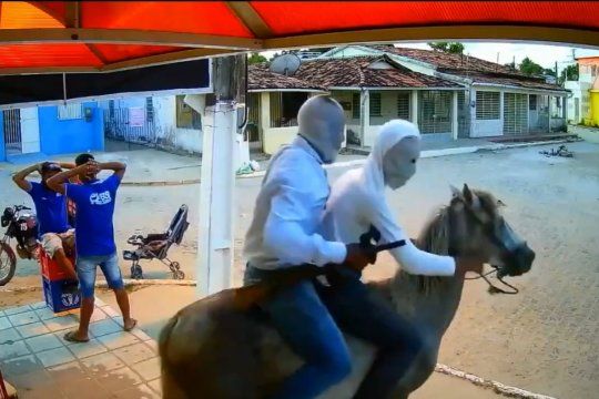 Captura del video del robo en Brasil cuando huyen los asaltantes 