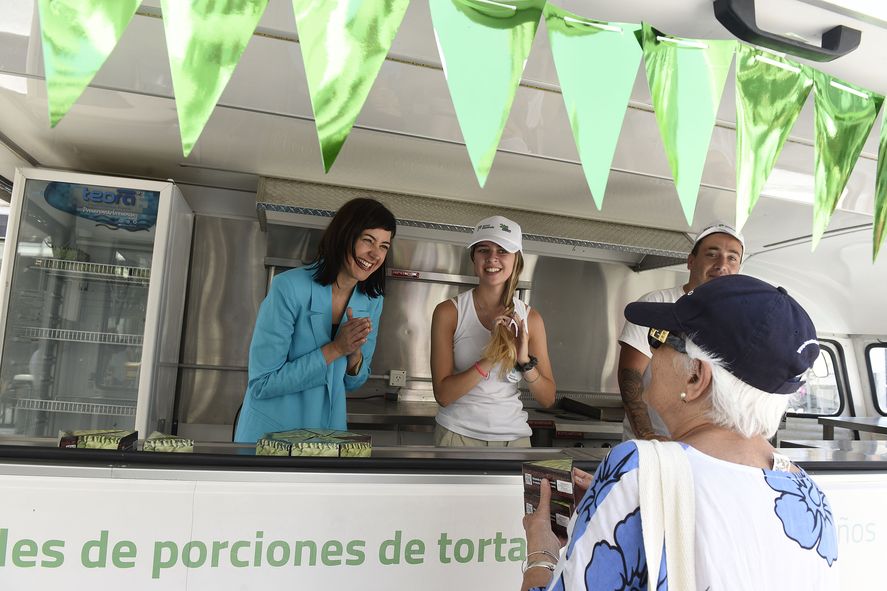 Ximena Sáenz presentó la torta del Banco Provincia en Mar del Plata.