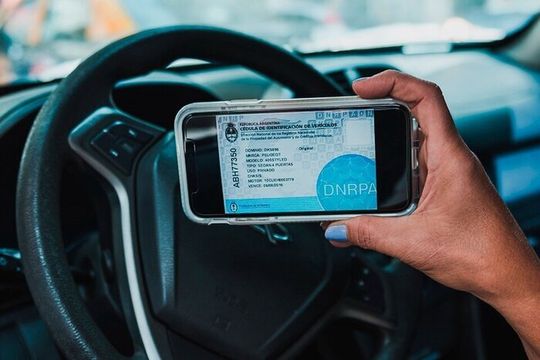 la cedula azul ahora es digital: ¿como habilitar a otra persona a conducir mi auto desde mi argentina?