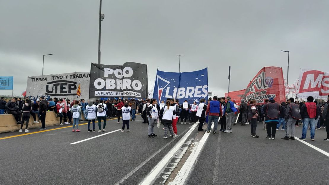 Organizaciones sociales levantaron el corte en la Autopista Buenos Aires - La Plata