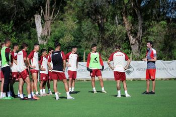 Eduardo Domínguez hizo el primer ensayo de fútbol y utilizó a Messina.