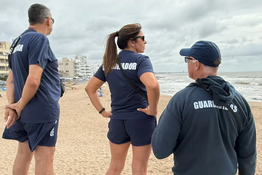 punta del este: desesperada busqueda de un bahiense que se metio al mar a rescatar a sus amigos