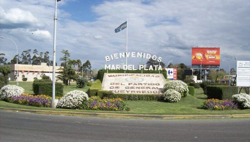 El largo viaje por la vieja ruta 2 se coronaba con en esa imagen del cartel de Bienvenidos a Mar del Plata 