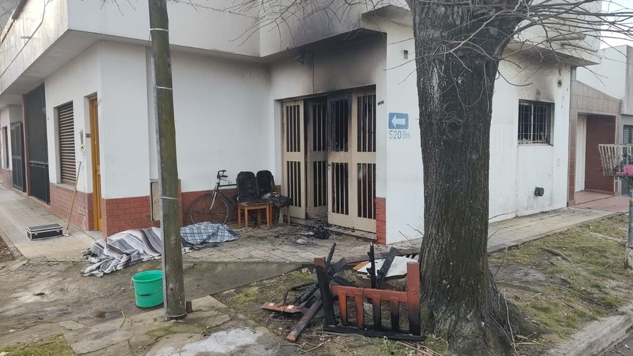 La Plata: en un incendio murió un hombre de 83 años y un policía resultó herido