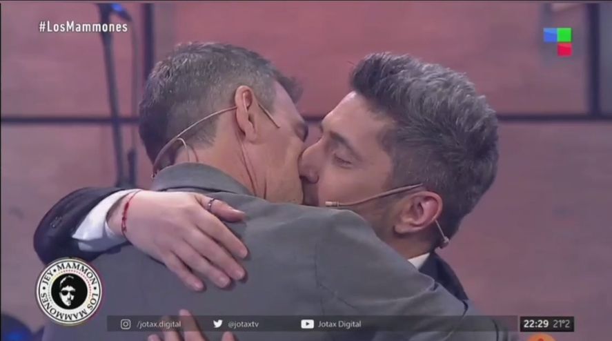 Doble beso apasionado entre Jey Mammon y Julio Bocca en vivo