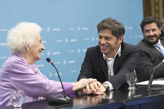 Axel Kicillof junto a Estela de Carlotto