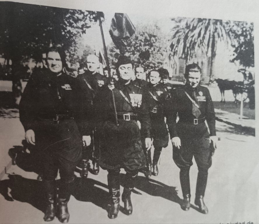 Partidarios del r&eacute;gimen fascista en las calles de la ciudad de La Plata. Fuente: Cien a&ntilde;os de vida platense.