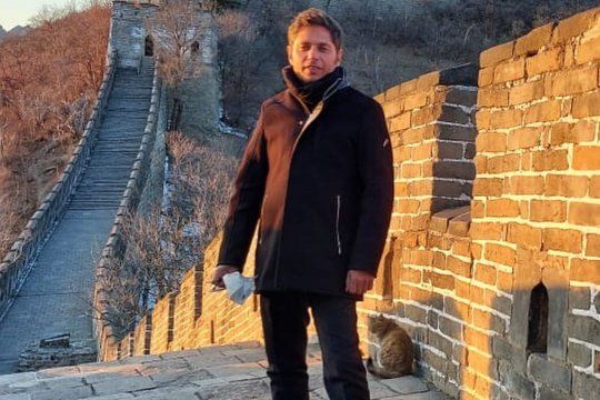Axel Kicillof en la muralla China, que visitó durante su gira por el país asiático.