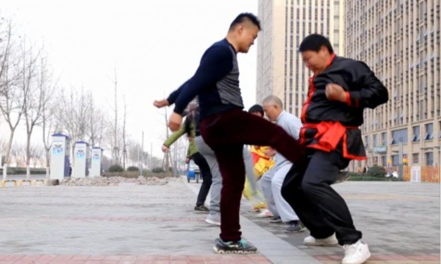 Los estudiantes del Maestro de Kung Fu practican golpes a la entrepierna 
