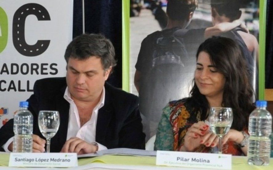 El ministro Santiago López Medrano acompañado por la directora del OPNyA