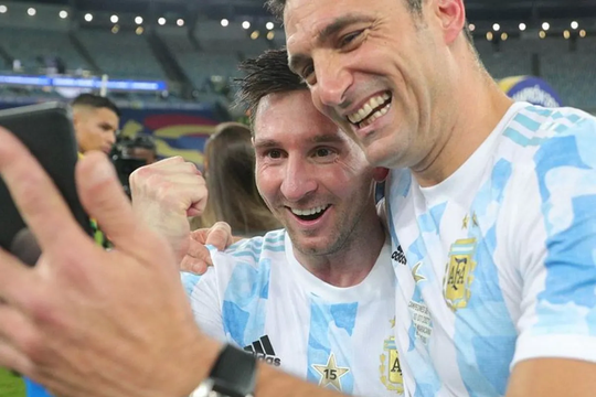 Pico de felicidad: Scaloni festeja su cumpleaños 44 con una Copa América adentro y con Qatar en la mira.