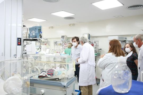 Nicolás Kreplak en su visita al Hospital “Gobernador Domingo Mercante”.