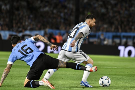 argentina jugo mal, fue superada y perdio con uruguay: se termino el invicto y varias rachas en la bombonera