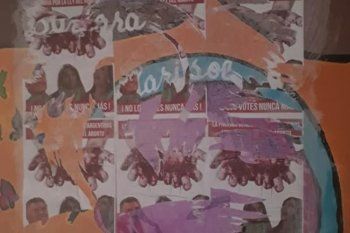 taparon el mural por las victimas del cuadruple crimen de la loma con afiches en contra del aborto