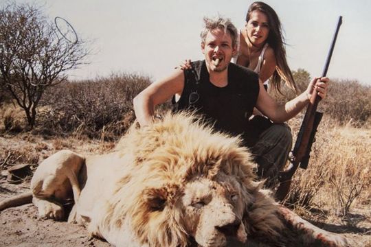 Imágenes publicadas en Twitter de Victoria Vanucci y Matias Garfunkel cazando animales en África.